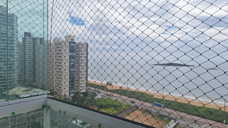Imagem Vendo apartamento de três quartos com suíte na Rodovia do Sol de frente para o mar, andar alto, com duas vagas de garagem.