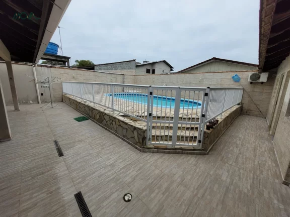 Imagem Casa com Piscina no centro de Itapoá