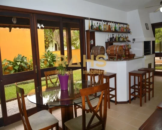 Imagem Linda Residência, no Condomínio Parc de France, Bairro Saguaçu. Arquitetura diferenciada, realiza...