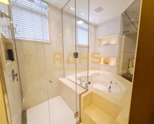 Imagem O Apartamento é composto por: Suíte master com 40,84m² contendo amplo closet e banheira. Aquecime...