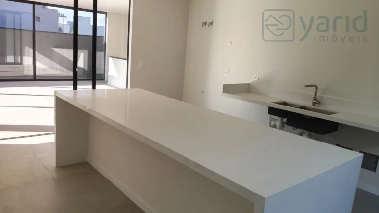 Imagem Casa de luxo em condomínio à venda em localização privilegiada: 4 quartos, 4 suítes, 3 salas, 5 banheiros, 2 vagas de garagem.