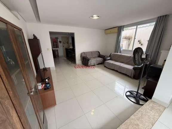 Imagem Oportunidade Sobrado à Venda com 3 dormitórios e 2 vagas no bairro da Encruzilhada em Santos por R$ 850 mil