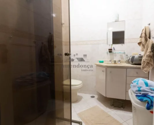 Imagem Apartamento com piso de tábuas largas, reformado e bem iluminado, janelas grandes, dormitórios com...