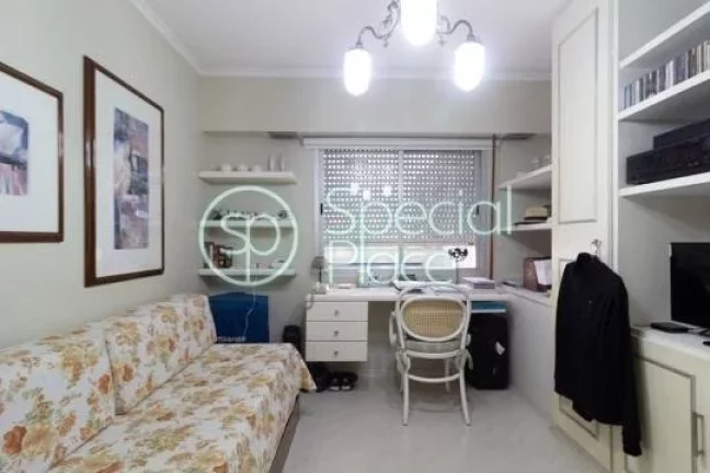 Imagem Lindo apartamento com prédio clássico e imponente. São 197m² de área privativa, 3 dormitórios ...