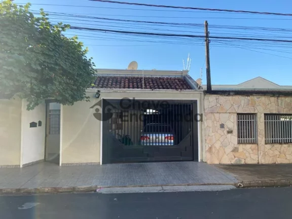 Imagem Casa no centro com quintal amplo e varanda coberta