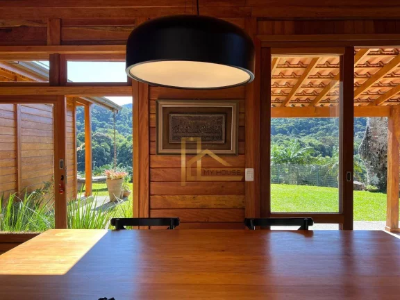 Imagem Casa Linear com 4 quartos e lazer privativo dentro de condomínio de Teresópolis