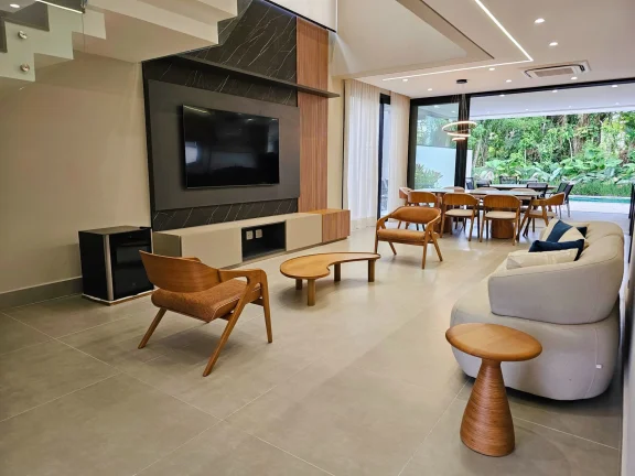 Imagem Casa de Luxo à Venda na Riviera de São Lourenço - Módulo 16: 5 Suítes, 3 Salas, 4 Vagas de Garagem e Piscina!