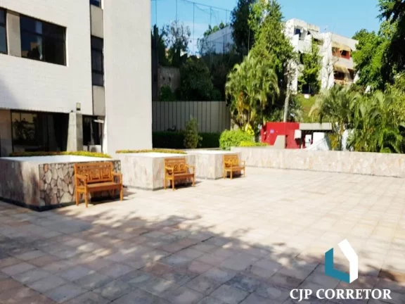 Imagem Apartamento de três quartos com suíte e dependência para vender