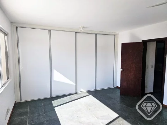 Imagem Casa espaçosa em Ipanema com suítes e pátio perfeito para a família.

Esta residência oferece 2...