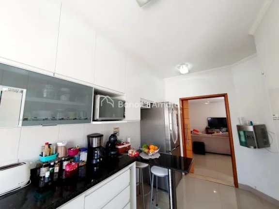 Imagem Lindo e espaçoso sobrado com 185 m² de área construída. No piso térreo a residência possui liv...