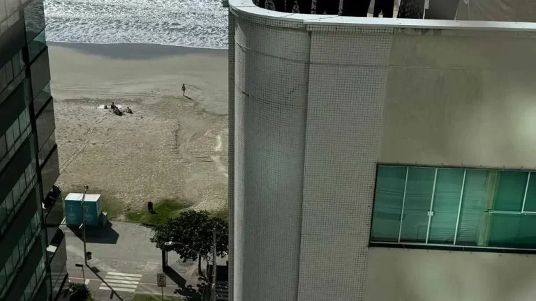 Imagem Apartamento com 4 suítes e 3 vagas de garagem em Meia Praia - Itapema/SC