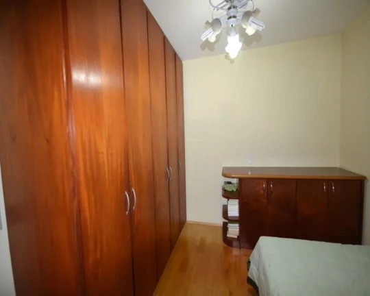 Imagem Apartamento com piso de madeira e armários! Amplo living para 2 ambientes, terraço, lavabo, 4 dorm...