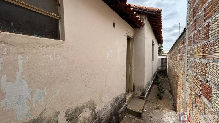 Imagem Terreno de esquina com casa antiga à venda no Bairro São Francisco — Excelente localização em Patos de Minas