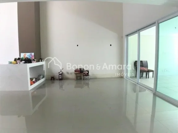 Imagem Linda e espaçosa casa de condomínio com área de 704 m². O imóvel possui living com pé direito ...