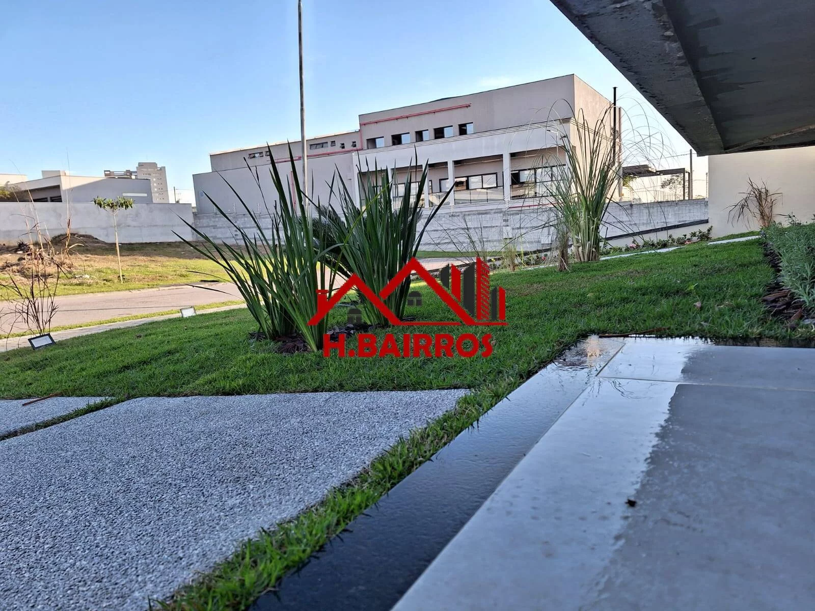 Imagem Casa com 4 Dormitórios à VENDA - Condomínio Colinas Paratehy Norte