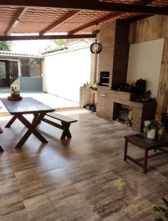 Imagem Casa ampla em 360m²: 2 pavimentos, 3 quartos, suíte, churrasqueira e fogão a lenha.