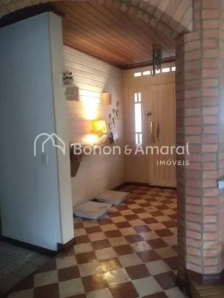 Imagem Este sobrado de 390m² de área construída, está bem dividido em 4 quartos, sendo 2 suítes com cl...