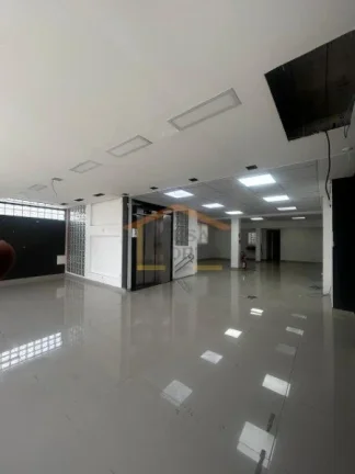 Imagem Prédio comercial com aproximadamente 670m², de construção recente e instalações modernas, dist...