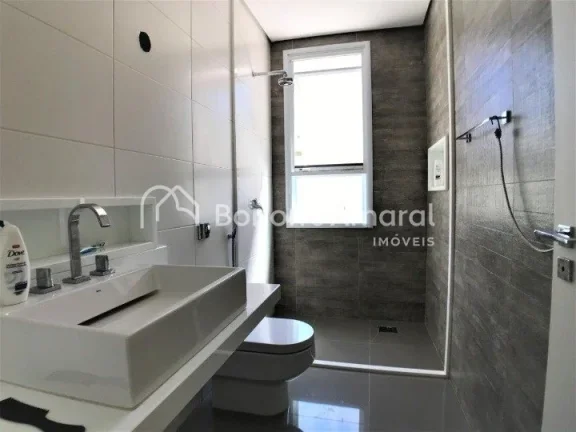 Imagem Linda e espaçosa casa de condomínio com área de 704 m². O imóvel possui living com pé direito ...