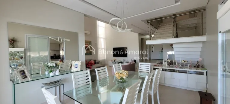 Imagem Casa a venda no Alphaville Dom Pedro : Sobrado moderno, com muita luz natural e uma vista fantástic...