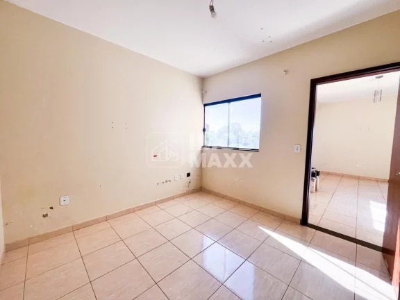 Imagem Descubra o conforto e a praticidade de viver em uma casa espaçosa à venda em Samambaia Sul, com 279m² de área útil. Este imóvel conta com 3 dormitórios, sendo 1 suíte, além de 3 banheiros, proporci