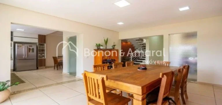 Imagem Esta charmosa casa está disponível para venda em um condomínio tranquilo na cidade de Valinhos. E...