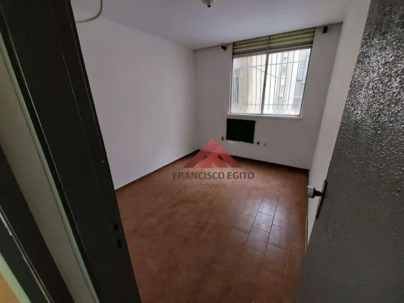 Imagem Apartamento com sala dois quartos,cozinha,area de serviço e a dependencia revertida para um terceiro quarto,colado ao super mercado Real,e próximo ao