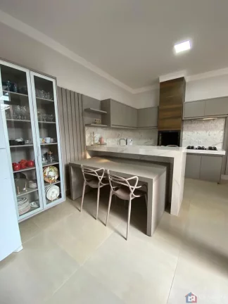 Imagem Casa à Venda no Centro de Guimarânia-MG | 3 Quartos, Suíte, Escritório e 2 Cozinhas – R$ 550 Mil