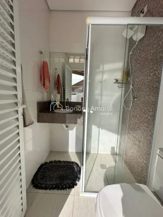 Imagem Casa à venda no Condomínio Reserva Real em Paulínia

O sobrado conta com uma sala de estar c/ pé...