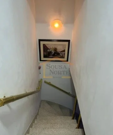 Imagem Sobrado em excelente estado, com 3 dormitórios (todos com armários, ar-condicionado e ventiladores...