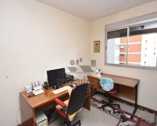 Imagem Amplo apartamento de 186m², planta original com 4 dts, sendo que abriu um para o living, 3 dormitó...