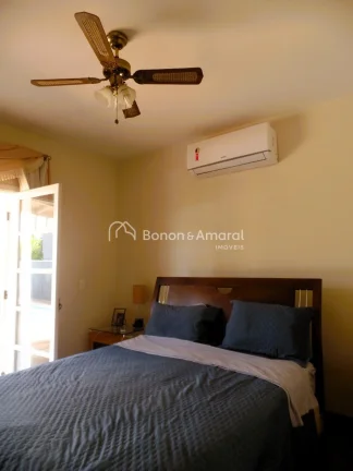 Imagem Térrea, bem localizada, em rua tranquila.
Sala para 2 ambientes, lareira, lavabo, escritório, 3 su...
