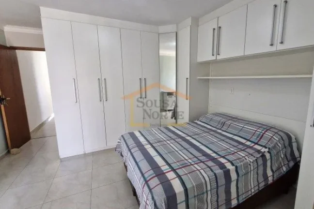 Imagem Sobrado residencial com 92m². O imóvel possui sala bem iluminada, cozinha com armários planejados...