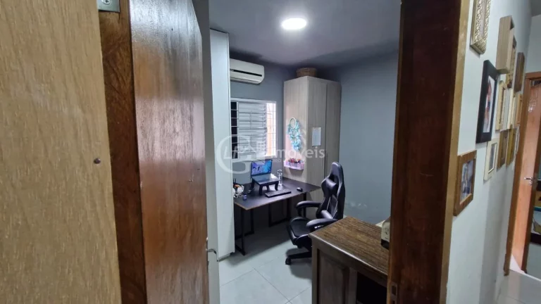 Imagem Você busca um imóvel que une conforto, espaço e potencial de investimento, essa casa no bairro Santo Antônio é a escolha ideal.