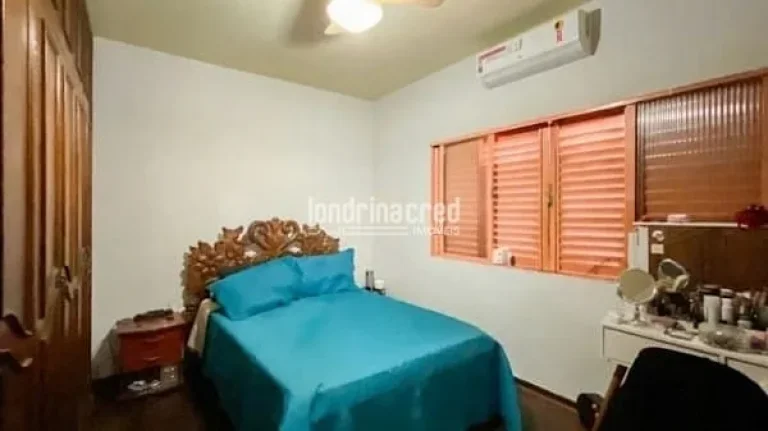 Imagem Casa no Jardim Santa Rosa contendo 03 dormitórios, sendo 01 suíte, WC social, lavabo e cozinha. Fundos com 02 cômodos e WC social