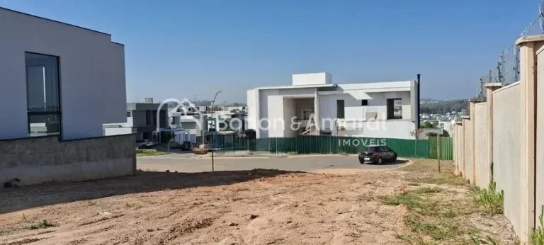 Imagem Excelente lote de esquina, bem localizado e com leve declive, na avenida principal do Condomínio Ar...