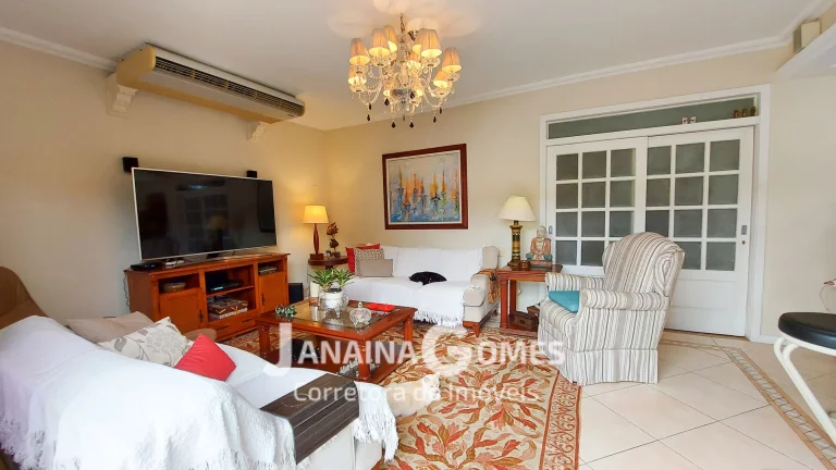 Imagem Casa sofisticada com 4 quartos, 3 suítes, jardins e área de lazer