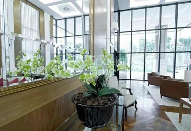 Imagem Lindo apartamento com 263m² de área privativa. São 4 dormitórios ( 4 suítes ) e 5 vagas na gara...