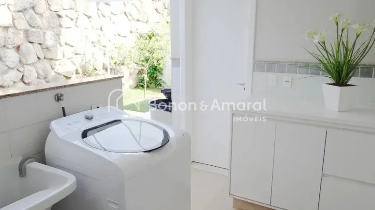 Imagem Espaçosa casa com área construída de 343 m². A residência possui living para vários ambientes,...