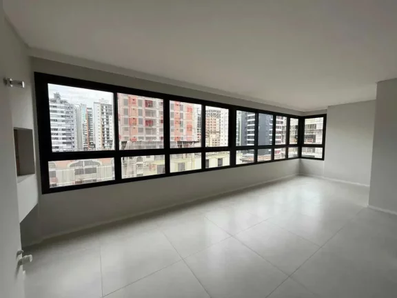 Imagem Apartamento com 3 suítes e 2 vagas de garagem no Bairro Meia Praia em Itapema
