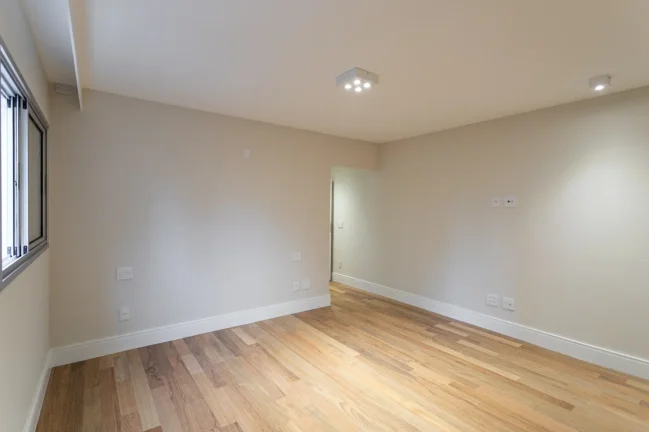 Imagem Apartamento 263M² Reformado, 4Q, 2 Suítes, 3 Banheiros, 2 Vagas, Lavabo, Academia, Piscina, Churrasqueira, Salão de Festas e Jogos, Quadra.