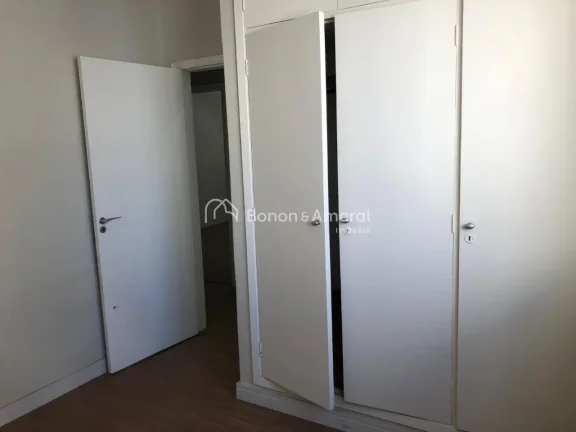 Imagem Oportunidade no Edifício Cristina, no Centro de Campinas. Este amplo apartamento totalmente reforma...
