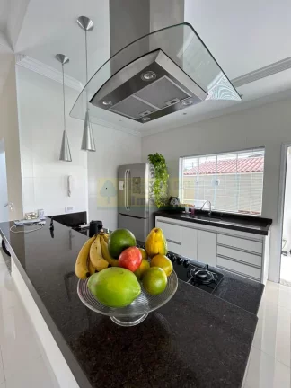 Imagem Luxo e Conforto: Casa de Alto Padrão à Venda no Jardim Britânia, Caraguatatub