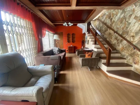 Imagem Venda, 176m2, Casa Principal Com 2 Suítes, Espaço Gourmet e Piscina, Sistema de Energia Solar, Trindade - Florianópolis/SC