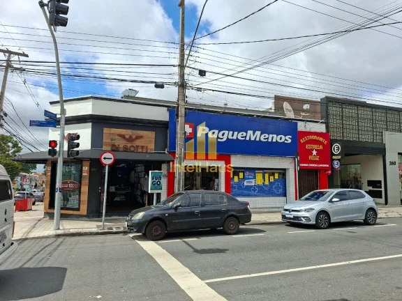 Imóvel comercial à venda em localização estratégica no Bacacheri, em terreno de esquina com gra...