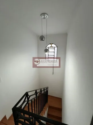 Imagem Vendo Oportunidade no em Interlagos região da cidade Dutra. Sobrado de 108m², imóvel com 2 Suítes, 1 com varanda, Cozinha ampla, Sala de estar, Sala de Jantar, Lavabo, Churrasqueira com cobertura Tetratil Zetaflex, quintal, 2 vagas de garagem cobertas com