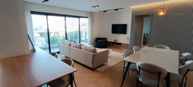 Imagem Apartamento no Cabral - 3 dormitórios - 101 m2. Sacada. Novo