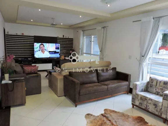 Imagem Casa no Condomínio Golf Village, repleta de comodidades e design elegante.