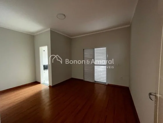 Imagem Linda casa à venda em Mirante do Lenheiro, Valinhos. Este sobrado possui 3 quartos, incluindo uma s...