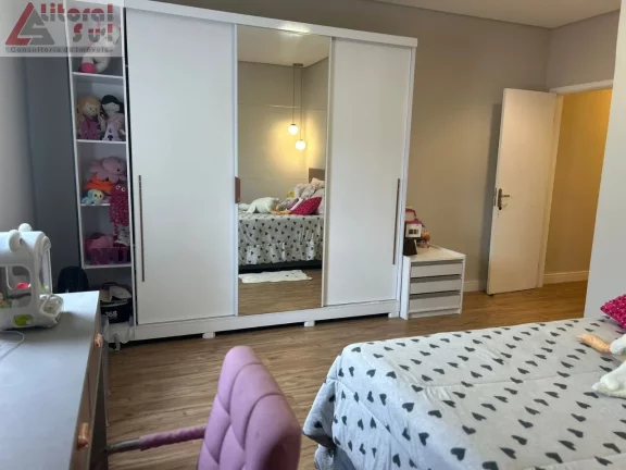 Imagem Casa à venda em Praia Grande-SP, bairro Tupi, 3 quartos, 3 suítes, 1 sala, 3 banheiros, 4 vagas, 230m².